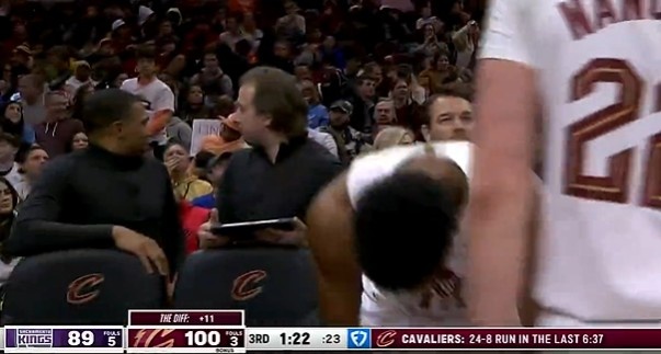 开云娱乐中心-乘胜追击！亨特三分命中 骑士6分钟打出24-8高潮再获两位数优势