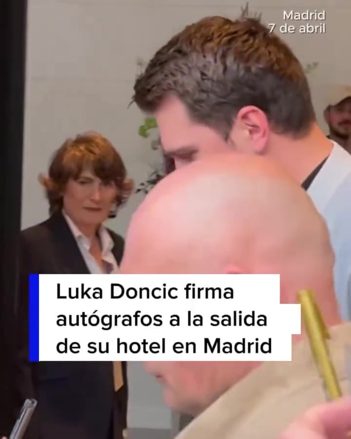 开云娱乐中心-好兆头？东契奇在西班牙为球迷签名 走路步态看起来正常